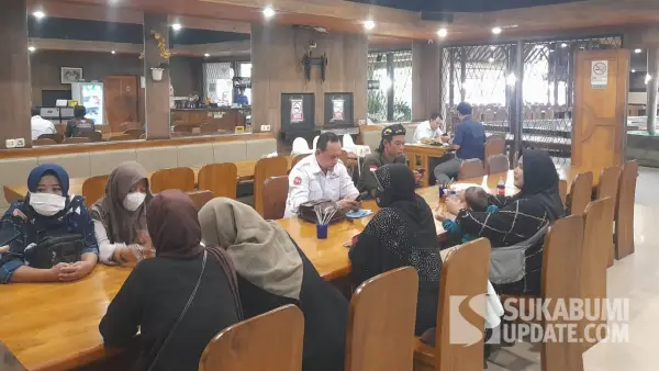 Tiga santriwati korban dugaan pelecehan didampingi kuasa hukum bertemu dengan LPSK di Kabupaten Sukabumi, Rabu (4/3/2026) | Foto : Ibnu Sanubari