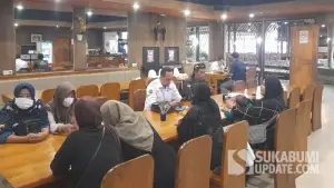 Tiga santriwati korban dugaan pelecehan didampingi kuasa hukum bertemu dengan LPSK di Kabupaten Sukabumi, Rabu (4/3/2026) | Foto : Ibnu Sanubari