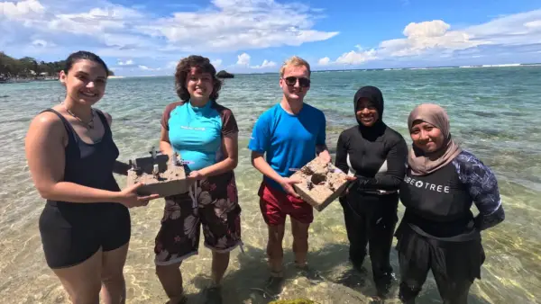 Wisatawan asing saat melakukan penanaman terumbu karang di laut selatan Sukabumi | Foto : Dok. Ist