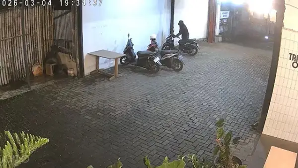 Aksi pencurian sepeda motor yang terekam kamera CCTV di Jalan Pemuda, Kecamatan Citamiang, Kota Sukabumi, Rabu (4/3/2026). (Sumber : Istimewa.).