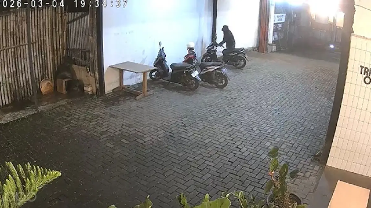 Terekam CCTV, Detik-detik Motor Mahasiswi Sukabumi Raib Digasak Maling Berhoodie