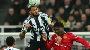 Aksi Joellington berduel dengan Kobbie Mainoo di laga Manchester United vs Newcastle United (Sumber : web/newcastleunited.com)