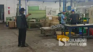 Ketua Komisi I DPRD Kabupaten Sukabumi, Iwan Ridwan saat mengunjungi PT Pong Codan. (Sumber Foto: Istimewa)