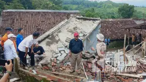 Bupati Sukabumi Asep Japar bersama Disperkim hingga BPBD saat meninjau lokasi pergerakan tanah Kampung Cijambe, Bantargadung, Rabu (4/3/2026). (Sumber : SU/Ilyas)