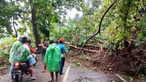 Pengguna Jalan Bagbagan-Kiaradua saat terhambat akibat jalan tertutup material longsor. Kamis (5/3/2026). (Sumber: Istimewa)