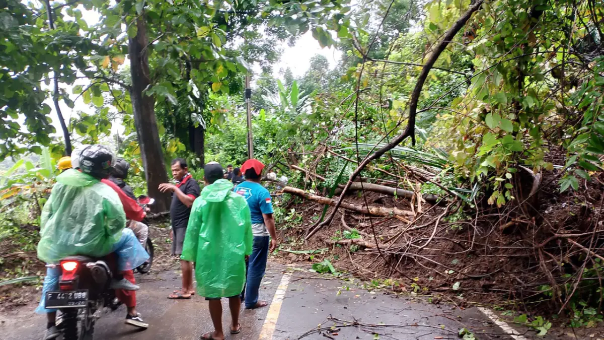 Diguyur Hujan, Tebing di Simpenan Longsor Tutup Sebagian Jalan Nasional Bagbagan–Kiaradua