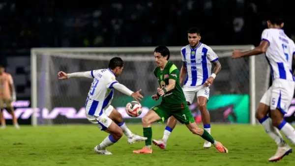 Aksi Rivera saat dihadang Adam Alis di laga Persebaya vs Persib (Sumber: web/persebaya.id)