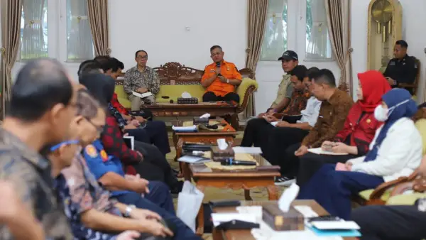 Rapat koordinasi penanganan bencana di Kecamatan Bantargadung yang dilaksanakan di Pendopo Sukabumi, Kamis, 5 Maret 2026. (Sumber: Dokpim)