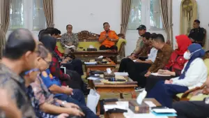Rapat koordinasi penanganan bencana di Kecamatan Bantargadung yang dilaksanakan di Pendopo Sukabumi, Kamis, 5 Maret 2026. (Sumber: Dokpim)