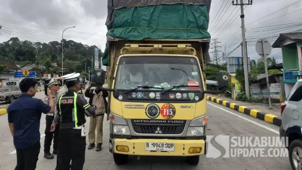 Petugas memeriksa kondisi kendaraan saat ramp check di Exit Tol Parungkuda, Kecamatan Parungkuda, Kabupaten Sukabumi, Kamis (5/3/2026). (Sumber: SU/Ibnu Sanubari)