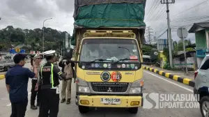 Petugas memeriksa kondisi kendaraan saat ramp check di Exit Tol Parungkuda, Kecamatan Parungkuda, Kabupaten Sukabumi, Kamis (5/3/2026). (Sumber: SU/Ibnu Sanubari)