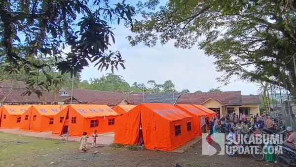 Posko pengungsian para penyintas bencana pergerakan tanah di Kecematan Bantargadung, Sukabumi. (Sumber: SU/Ilyas Supendi)