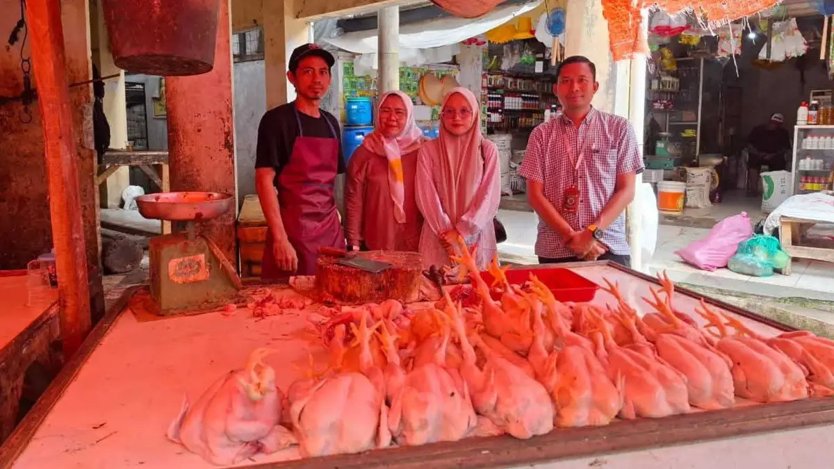 Enumerator UPTD PSM Palabuhanratu Maulana (kanan) saat melakukan pencatatan harga harian di pasar, Kamis (5/3/2026).