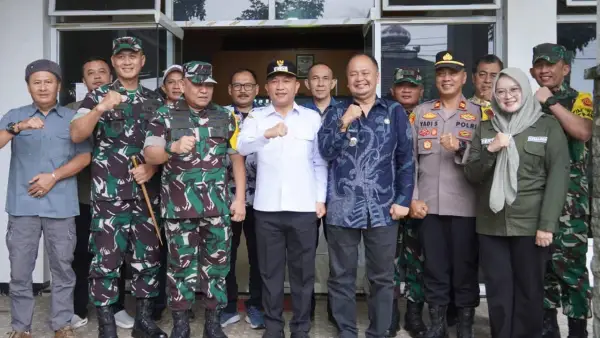 Kepala DPMD Kabupaten Sukabumi, Syamsul Bahri, dampingi Wabup Andreas menerima Tim Pengawasan TMMD ke-127 TA 2026 Kodim 0607/Kota Sukabumi di Desa Parakan Lima, Kecamatan Cikembar, Kamis (5/3/2026). (Sumber: Istimewa)