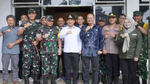 Kepala DPMD Kabupaten Sukabumi, Syamsul Bahri, dampingi Wabup Andreas menerima Tim Pengawasan TMMD ke-127 TA 2026 Kodim 0607/Kota Sukabumi di Desa Parakan Lima, Kecamatan Cikembar, Kamis (5/3/2026). (Sumber: Istimewa)