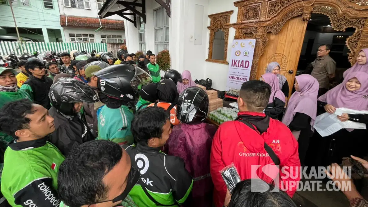 IKIAD Kota Sukabumi Bagikan 280 Paket Takjil untuk Pengemudi Ojek Online di Halaman DPRD