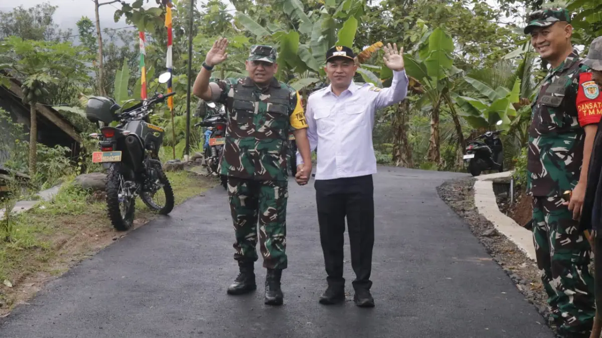 Wabup Sukabumi Dampingi Brigjen Edi Yusnandar Tinjau TMMD di Cikembar