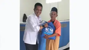 Kepala Cabang Perumdam TJM Cisolok, Hendra Nugraha saat membagikan sembako kepada Jompo dan Yatim Piatu. (Sumber : dok Perumdam TJM Cabang Cisolok).