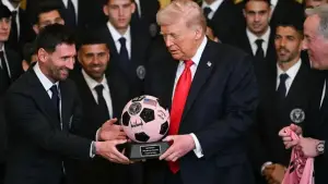 Lionel Messi memberikan cenderamata Inter Miami pada Donald Trump (Sumber: web/bbc.com)