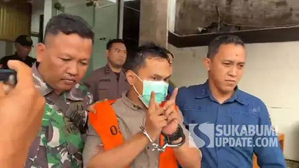 Kades Neglasari Lengkong Sukabumi Rahmat Hidayat saat digiring petugas ke mobil tahanan Kejari usai ditetapkan jadi tersangka korupsi. (Sumber Foto: Istimewa)