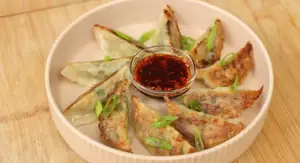 Resep Gyoza Ayam, Ide Menu Takjil Buka Puasa Ramadan yang Kenyal dan Gurih (Sumber : Youtube | Devina Hermawan)