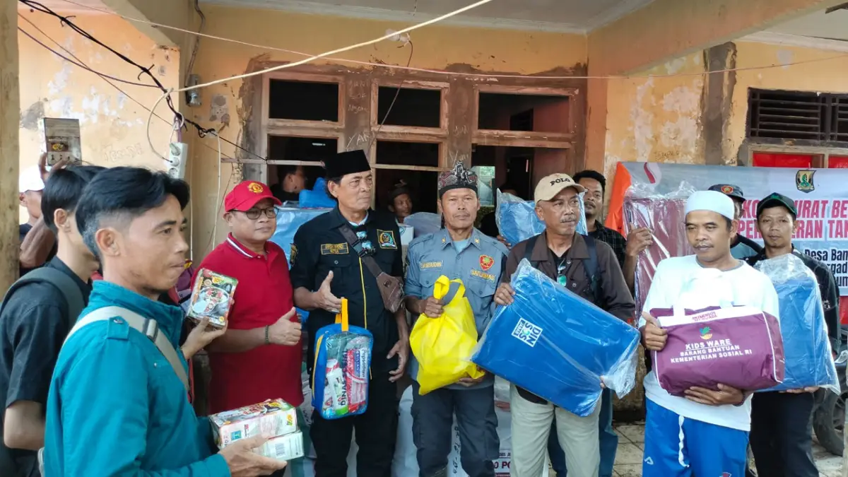 Dewan PDIP Jabar Serahkan Bantuan untuk Korban Pergerakan Tanah di Bantargadung