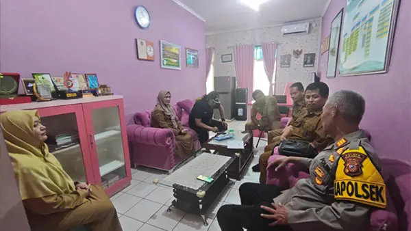 Petugas Dinas Sosial Kabupaten Sukabumi bersama unsur Forkopimcam Parungkuda saat melakukan penanganan awal terhadap bayi laki-laki yang ditemukan warga di Desa Kompa, Kecamatan Parungkuda, Selasa (3/3/2026). (Sumber : Dinsos Sukabumi)