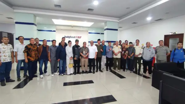 Jajaran Komisi I DPRD Kabupaten Sukaumi saat kunjungan ke PT Indolakto Plant C-3 yang berlokasi di Desa Pasawahan, Kecamatan Cicurug, Jumat (6/3/2026) | Foto : Dok. DPRD