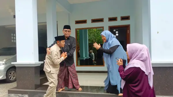 Wamendikdasmen, Fajar Riza Ul Haq saat mengunjungi Ponpes Sunanul Huda di Cikaroya, Desa Cibolangkaler, Kecamatan Cisaat, Kabupaten Sukabumi, Jumat (6/3/2026) | Foto : Dok. Santri