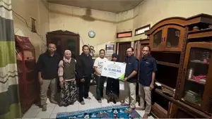 Penyerahan santunan BPJS Ketenagakerjaan kepada ahli waris peserta di Desa Pangumbahan, Kecamatan Ciracap, Kabupaten Sukabumi, pada Rabu (4/3/2026). (Sumber: Istimewa)