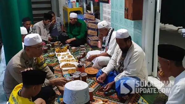 Suasana buka bersama menikmati sajian takjil yang disediakan oleh Relawan Manuk Dadali. (Sumber : SU/Ragil Gilang).