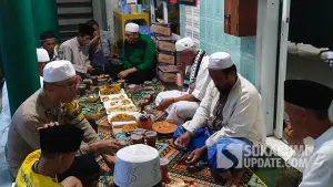 Suasana buka bersama menikmati sajian takjil yang disediakan oleh Relawan Manuk Dadali. (Sumber : SU/Ragil Gilang).