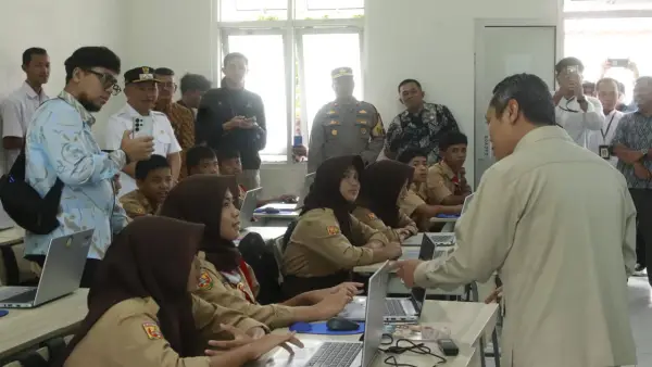 Wamen Dikdasmen, Fajar Riza Ul Haq saat berkunjung ke Sekolah Rakyat Menengah Pertama (SRMP) 7 Sukabumi dan SDN 01 Cibadak, Jumat (6/3/2026) | Foto : Prokopim