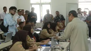 Wamen Dikdasmen, Fajar Riza Ul Haq saat berkunjung ke Sekolah Rakyat Menengah Pertama (SRMP) 7 Sukabumi dan SDN 01 Cibadak, Jumat (6/3/2026) | Foto : Prokopim