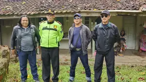 Sutradara senior Abay bersama sineas lokal Sukabumi tengah menggarap film ‘Anak Ghoib Jalanan’. (Sumber : Istimewa.).