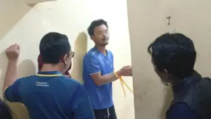 Pria asal Cisolok Sukabumi, BIH, saat diringkus petugas di tempat persembunyiannya di Karawang. (Sumber Foto: Istimewa)