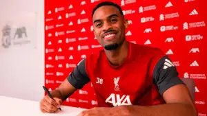 Gelandang asal Belanda yang kini memperkuat Liverpool, Ryan Gravenberch, sepakat memperpanjang masa baktinya dengan The Reds. (Sumber: web/liverpoolfc.com)