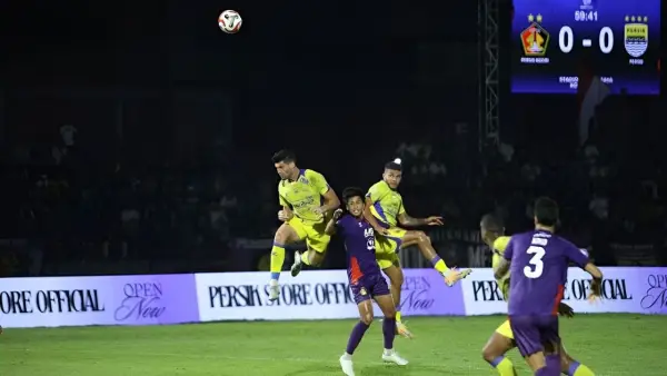 Aksi Julio Cesar saat membela Persib saat menghadapi Persik di putaran pertama Super League. (Sumber: web/persib.co.id)