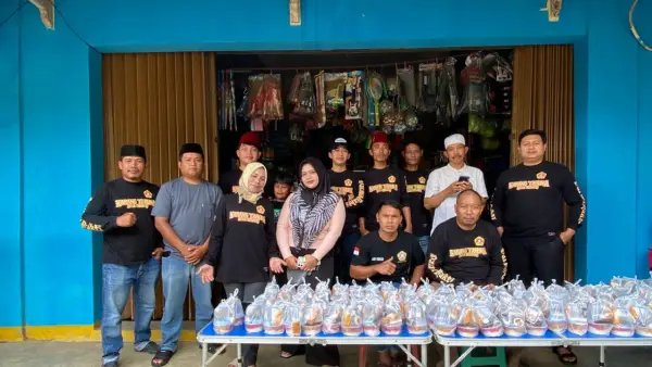 Karang Taruna Darma Bakti Kecamatan Cidolog saat berbagi takjil gratis. Minggu (8/3/2026). (Sumber: Istimewa)