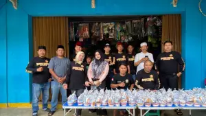 Karang Taruna Darma Bakti Kecamatan Cidolog saat berbagi takjil gratis. Minggu (8/3/2026). (Sumber: Istimewa)