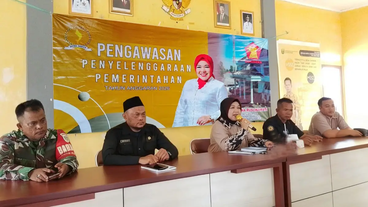 Lina Ruslinawati Lakukan Pengawasan Sekaligus Serahkan Alat Pertanian untuk Petani Sukabumi