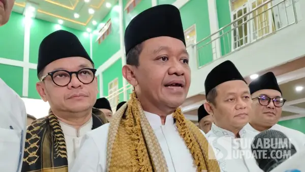 Ketua Umum DPP Partai Golkar, Bahlil Lahadalia saat diwawancarai di Ponpes Azzainiyyah di kawasan Nagrog, Kecamatan Sukabumi, Kabupaten Sukabumi, Minggu (8/3/2026). (Sumber: SU/Turangga Anom)