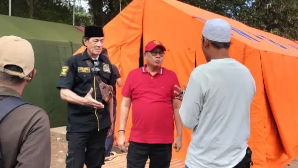 Anggota DPRD Jabar Muhammad Jaenudin saat mengunjungi warga terdampak pergerakan tanah di tenda pengungsian di halaman Puskesmas Bantargadung, Kabupaten Sukabmi, Jumat (6/3/2026) | Foto : Dok. Tim Adc