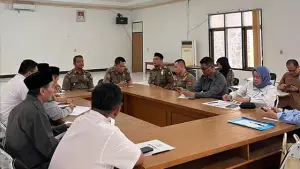 Satpol PP Kabupaten Sukabumi saat menerima kunjungan kerja Komisi I DPRD Kota Sukabumi di Kantor Satpol PP Kabupaten Sukabumi pada Senin (9/3/2026). (Sumber : Istimewa.).