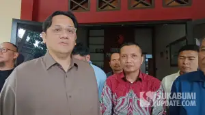 Farhat Abbas selaku Kuasa Hukum Anwar Satibi, Ayyah Kandung Nizam saat diwawancarai di Polres Sukabumi. Senin (9/3/2026). (Sumber: SU/Ilyas Supendi)
