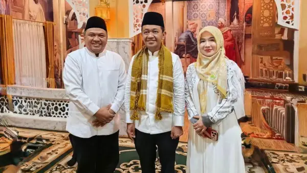 Ketua DPRD Kabupaten Sukabumi, Budi Azhar Mutawali saat berfoto bersama Ketua Umum Golkar Bahlil Lahadalia di Ponpes Azzainiyah Sukabumi. Minggu (8/3/2026). (Sumber: Istimewa)