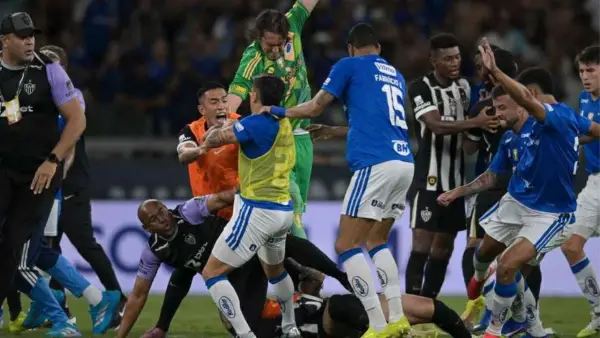 Kericuhan di partai final Campeonato Mineiro antara Cruzeiro vs Atletico Mineiro (Sumber: web/espn.com)