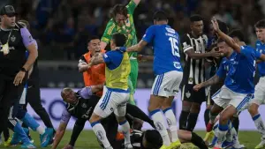 Kericuhan di partai final Campeonato Mineiro antara Cruzeiro vs Atletico Mineiro (Sumber: web/espn.com)