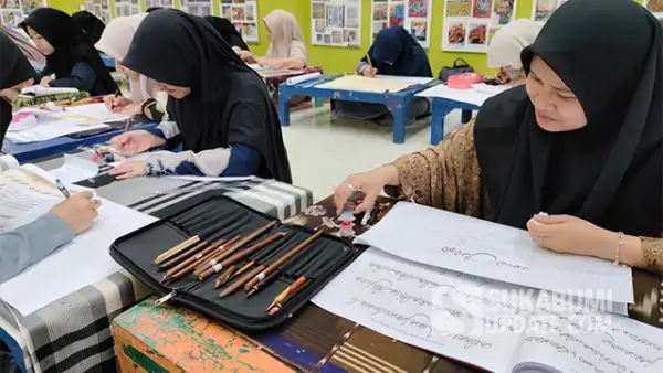 Para santri di Lemka Sukabumi sedang menulis huruf arab dengan gaya seni kaligrafi. (Sumber : SU/Turangga Anom).