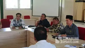 Komisi I DPRD Kabupaten Sukabumi menggelar rapat kerja bersama instansi terkait dan pengelola proyek Tol Bocimi Seksi 3 di kantor BKPSDM Kabupaten Sukabumi, Selasa (10/3/2026). (Sumber : SU/Ibnu Sanubari).